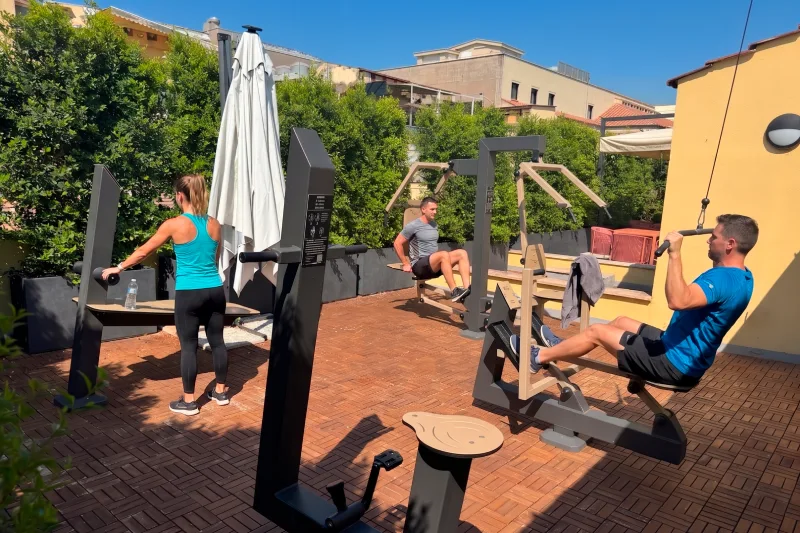 Palestra all’aperto con macchinari fitness e spazio dedicato all’allenamento degli ospiti nel cuore di Roma vicino a Termini - Hotel Milani, BZAR hotels in Rome